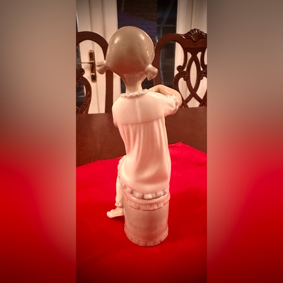 Girl Manicuring-LLADRO Porcelain Figurine-No. 1082 7.5”, Excellent Preowned Cond - Picture 4 of 10